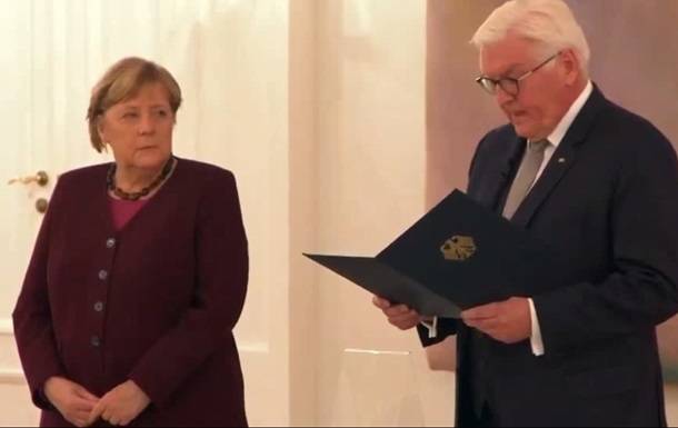 Меркель получила документ об увольнении с поста канцлера