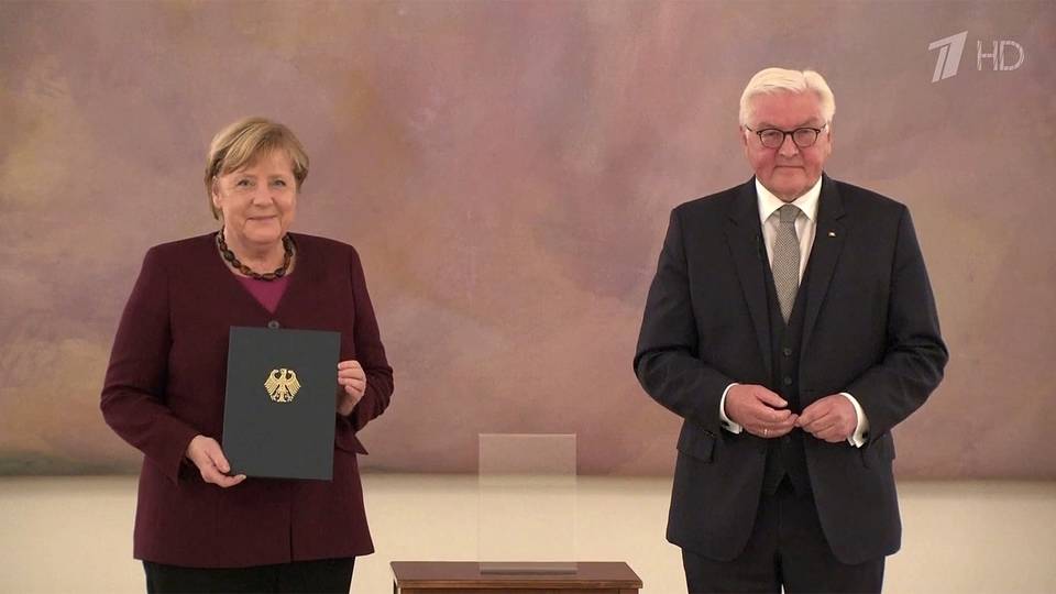 Федеральному канцлеру Германии Ангеле Меркель вручили официальное уведомление об окончании ее полномочий на этом посту