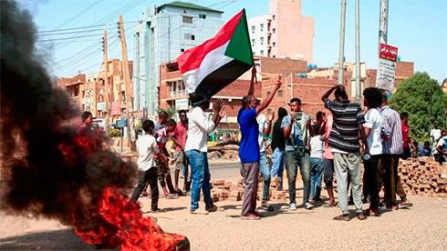Судан: военные заявили, что взяли власть, чтобы не допустить гражданской войны. Протесты в стране продолжаются