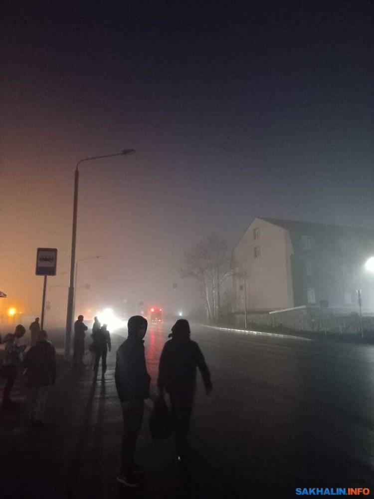 Пешеходы и водители крадутся в тумане у кольца на Украинской