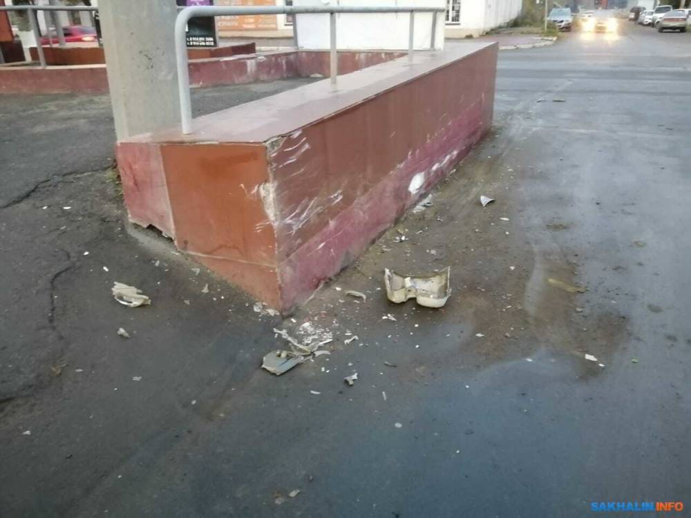 В Холмске водитель седана пытался побороть бетонное ограждение
