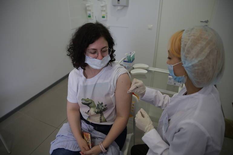 Вакцинация от коронавируса в России стала частично обязательной