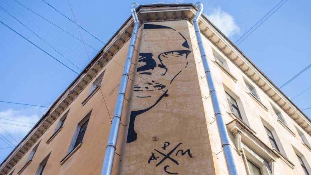 Суд в Петербурге обязал убрать граффити Хармса с дома, где он жил