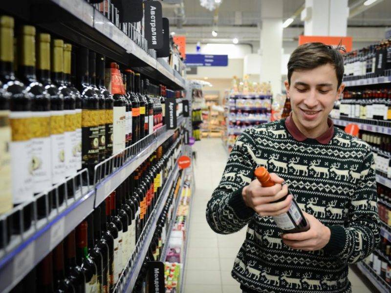 Затариваются алкоголем и стригутся: как россияне готовятся к локдауну