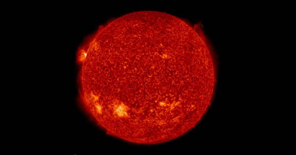 Полдюжины взрывов. Астрономы зафиксировали серию извержений на краю Солнца (видео)