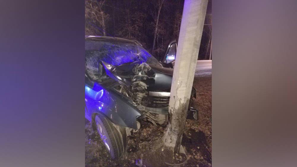 В Рязани пьяный водитель на Renault Logan врезался в фонарный столб