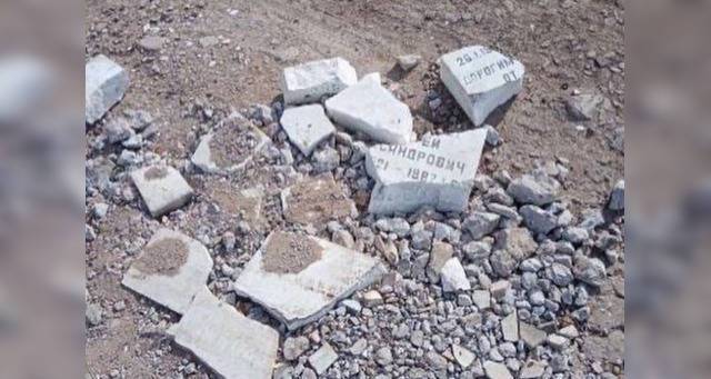 В Астрахани дорогу отремонтировали фрагментами надгробий