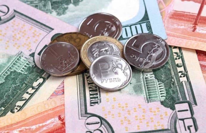 Финансист оценил вероятность обвала курса рубля до Нового года
