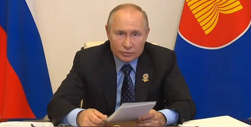 В Кремле раскрыли смысл броши на груди Владимира Путина