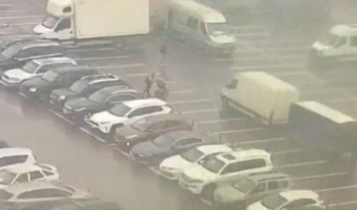 Мужчина похитил 600 тысяч рублей из припаркованного «Мерседеса»