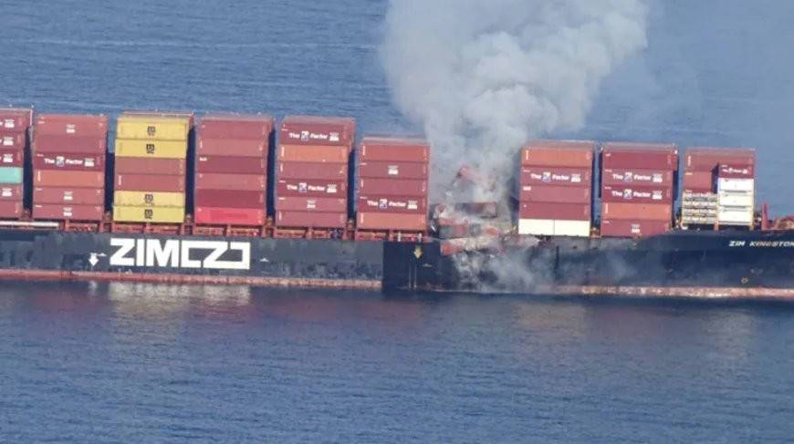 Горящий у берегов Канады контейнеровоз из-за шторма потерял более 100 контейнеров