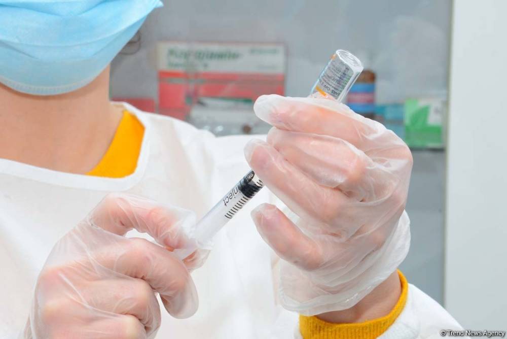 Третья доза вакцины важна для длительной защиты от COVID-19 – азербайджанский врач