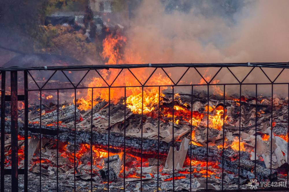 Памятники и венки полностью сгорели в пожаре на кладбище в ЕАО
