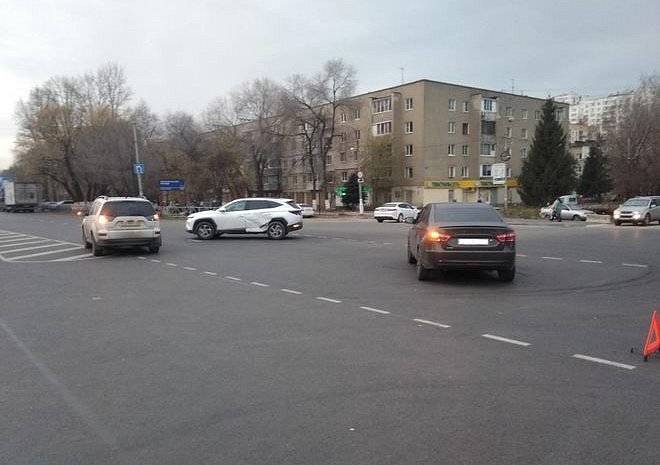 На улице Черновицкой столкнулись «Лада» и Hyundai