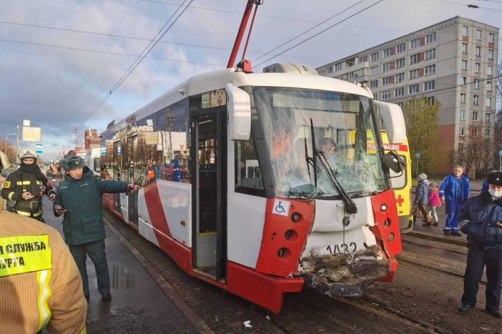 Транспорт идет в обход Бухарестской после столкновения двух трамваев