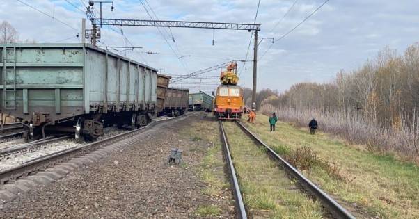 27 поездов опаздывают на несколько часов из-за схода состава в Житомирской области