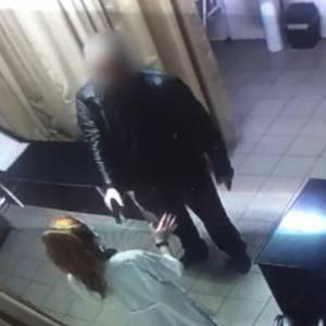 В Киевской области мужчина угрожал пистолетом медикам в больнице. Видео