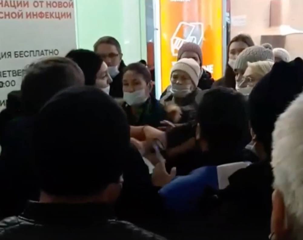 В ТЦ Екатеринбурга в очередях на вакцинацию от коронавируса начались драки