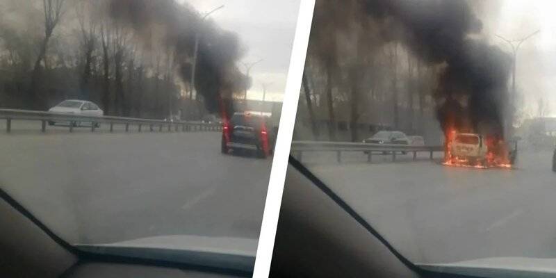 На Бердском шоссе в Новосибирске сгорел автомобиль Toyota Probox