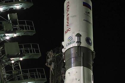 Первая космическая реклама Сбера: ракета-носитель "Союз-2.1а" отправилась на МКС с логотипом и флагом Сбера