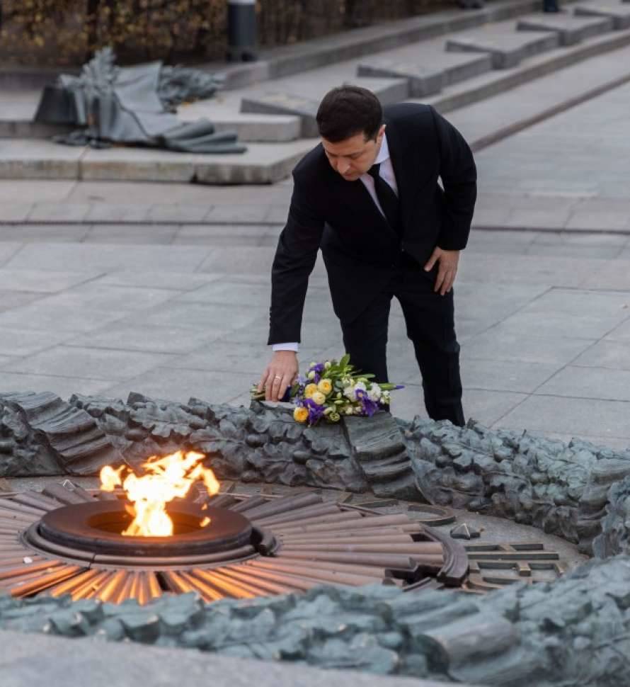 Зеленский почтил память освободителей Украины (ФОТО)