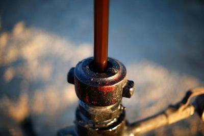 Нефть достигла минимума 2 недель на фоне переговоров с Ираном и роста запасов в США