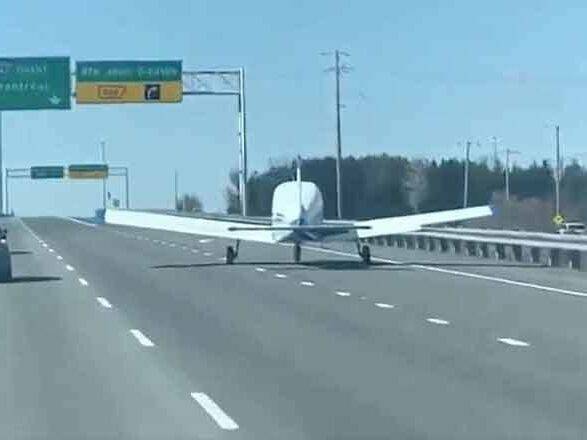 В Канаде самолет сел прямо на шоссе. Видео