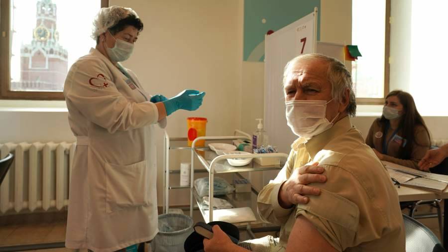 Порядка 1,2 млн пожилых граждан прошли вакцинацию от коронавируса в Москве