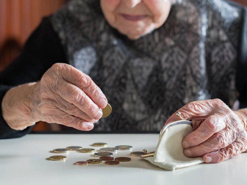 В России предрекли повышение пенсионного возраста и снижение пенсий