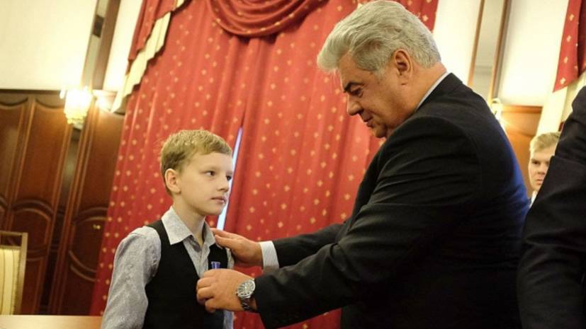 В Кировской области наградили школьника, спасшего девочку из ямы с кипятком