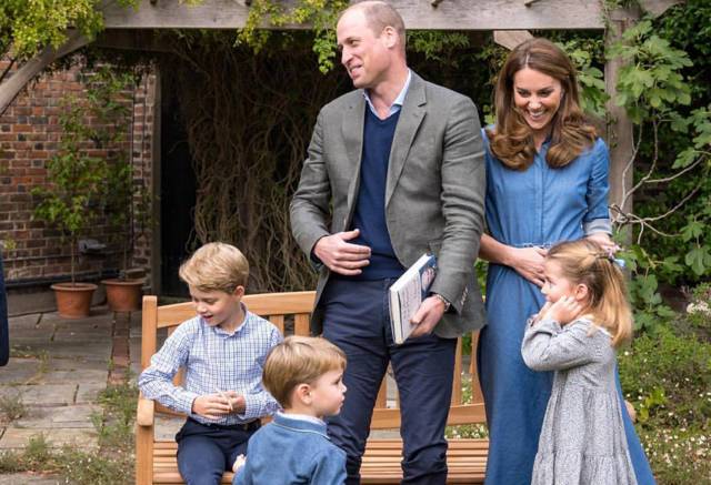 Кейт Миддлтон с семьей и няней отправились в отпуск: фото королевской семьи