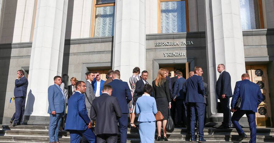 На внеочередном заседании Рады могут запретить вход в парламент невакцинированным