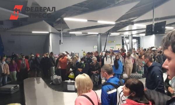 В новосибирском аэропорту пассажиры устроили столпотворение