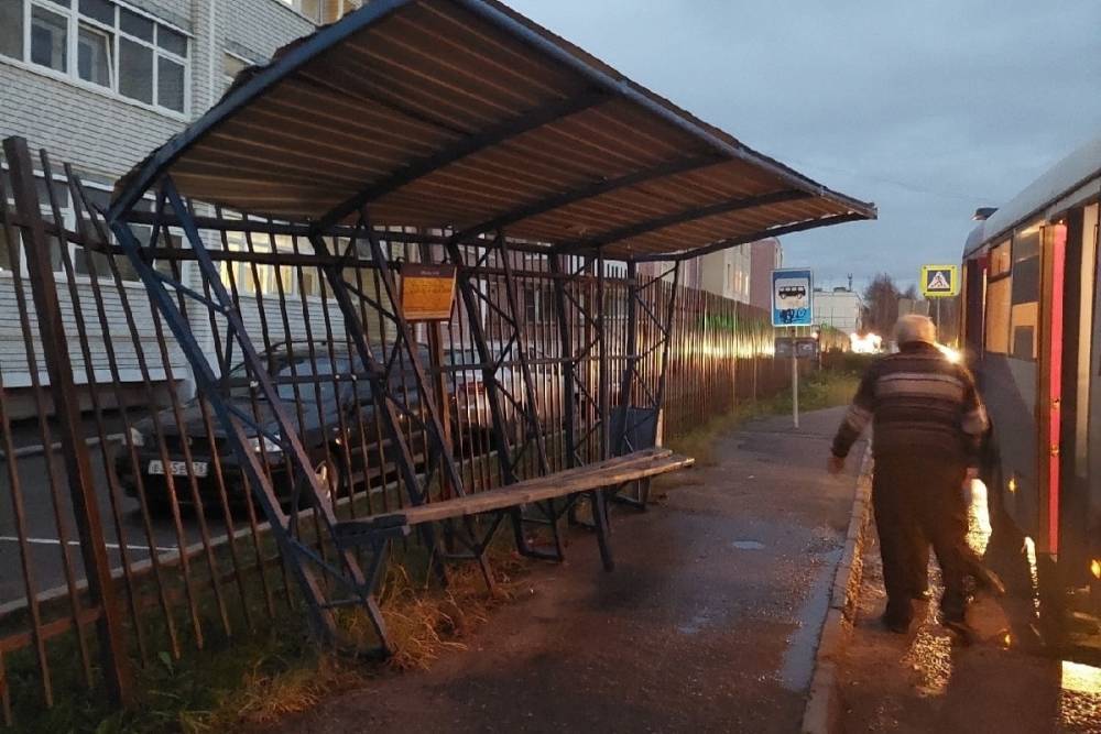 В Ярославле автобус протаранил остановку