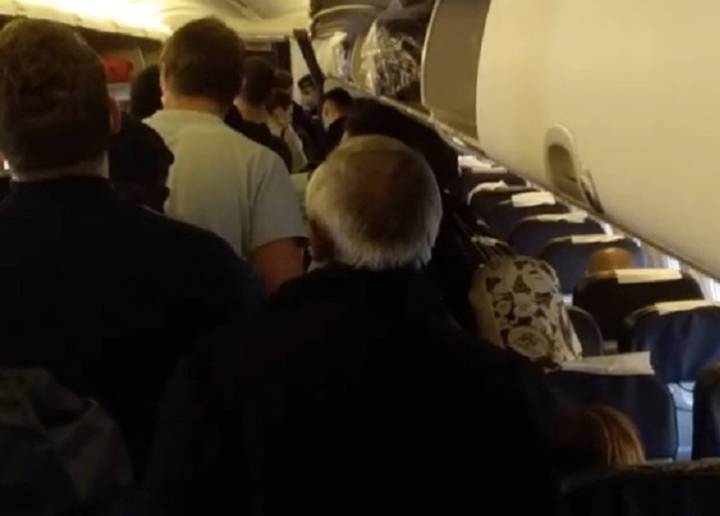 Летевших в Сочи из Москвы пассажиров больше часа обыскивали из-за пропавшего пледа