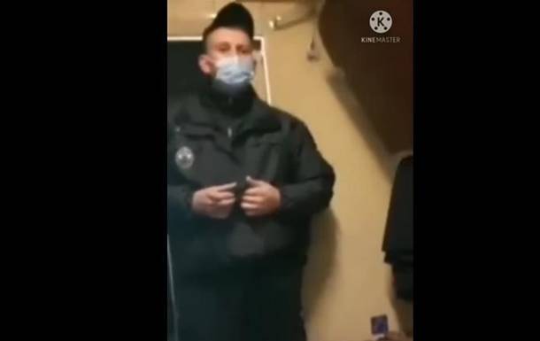 Во Львове пытались задержать начальника поезда из-за маски