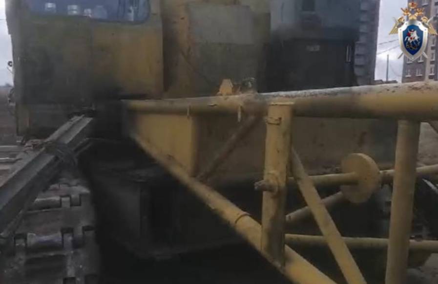 Стрела башенного крана упала на рабочего в Автозаводском районе