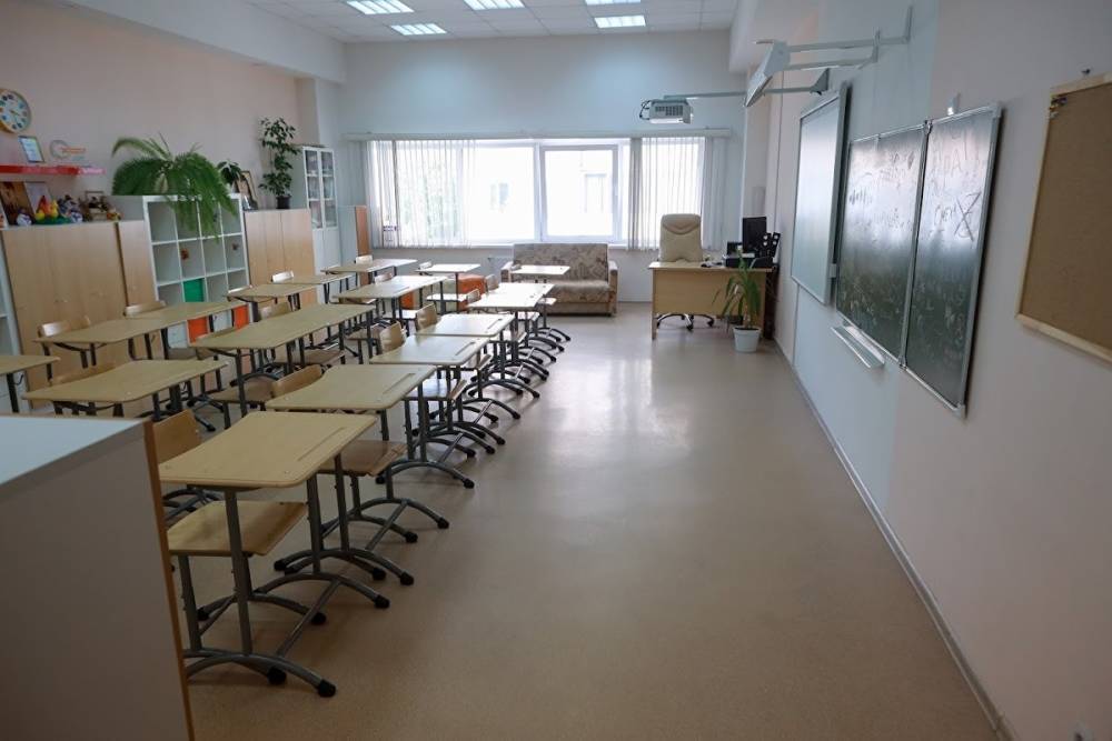 В новой школе Красноярска на головы детей в туалете обрушился потолок