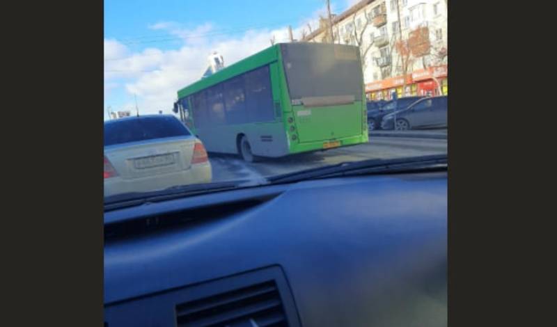 В Тюмени на Республики произошло ДТП с участием автобуса