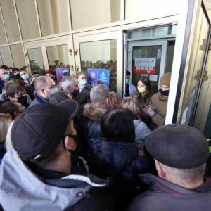 В киевском МВЦ толпа штурмует центр вакцинации. Фото