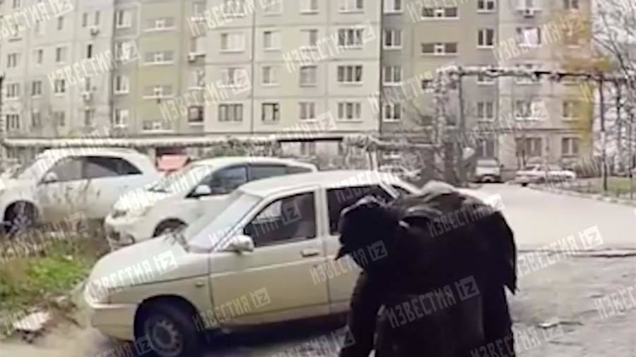 Появилось видео с выходящим с ружьем из подъезда Рашкиным