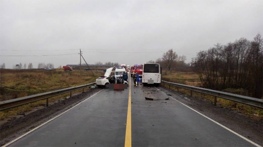 В России столкнулись легковушка и автобус, пострадали 12 человек
