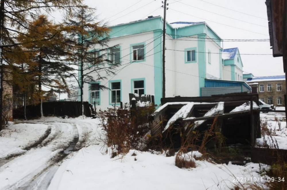 В Хабаровском крае снегом повалило общественный туалет