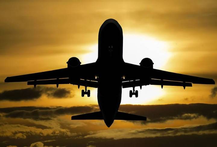 Летевший из Петербург в Ош самолет совершил вынужденную посадку в Казани