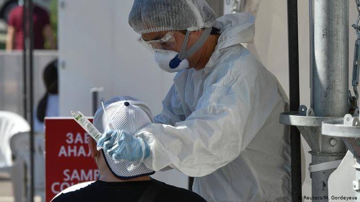 Около 2 тыс. заболевших коронавирусом выявили в Казахстане за сутки