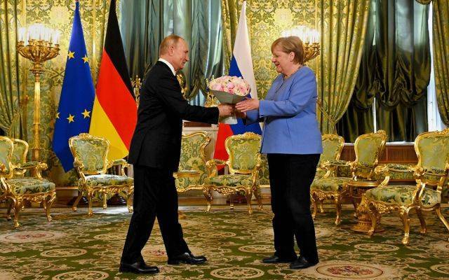 Нашим народам нужно сотрудничество: российские лидеры шлют поздравления в Берлин
