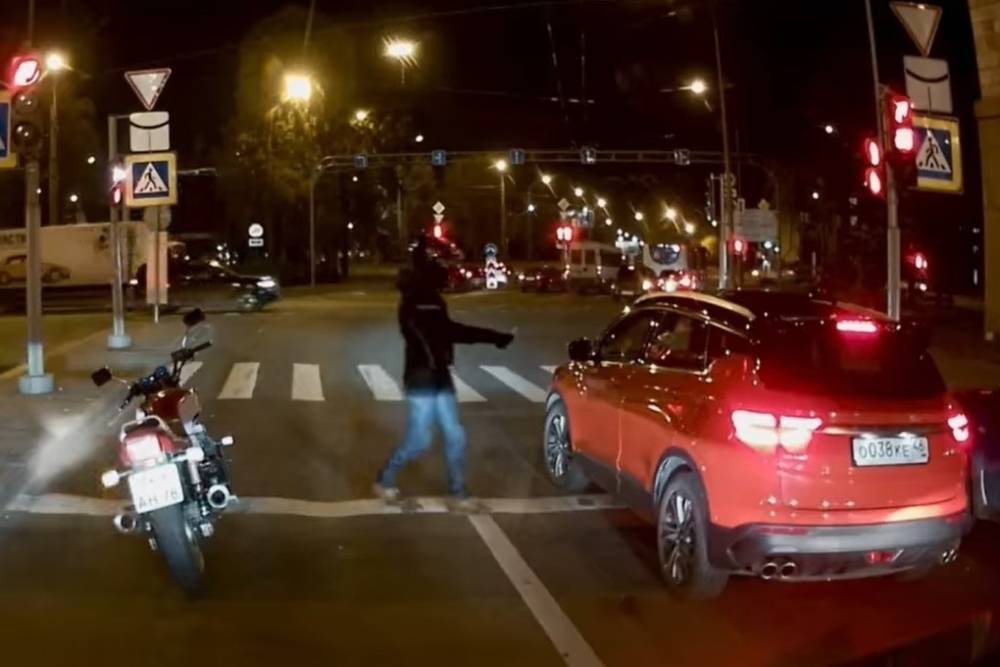 Петербургский байкер вернул невоспитанному водителю брошенный на дорогу окурок