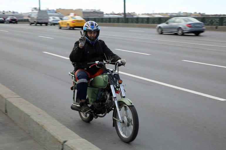 Петербургский мотоциклист вернул водителю авто выкинутый окурок