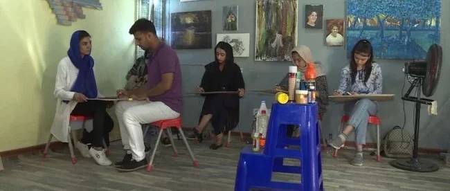В Таджикистане афганский беженец открыл школу и учит соотечественников живописи