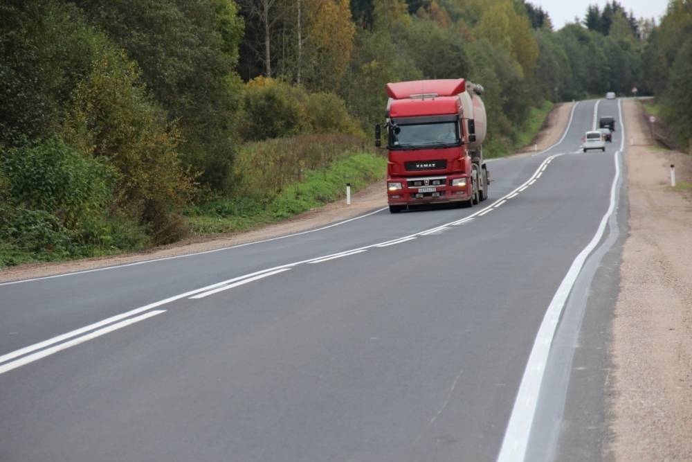 В Псковской области 12 км трассы до границы с Латвией отремонтировали по нацпроекту
